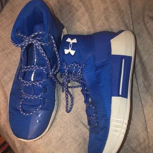 size 7 women’s under armor basketball shoes